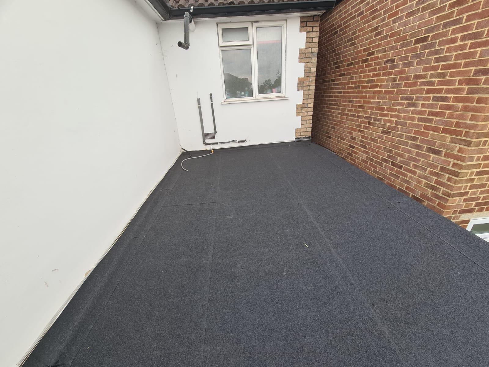 Flat roof and wall junctions